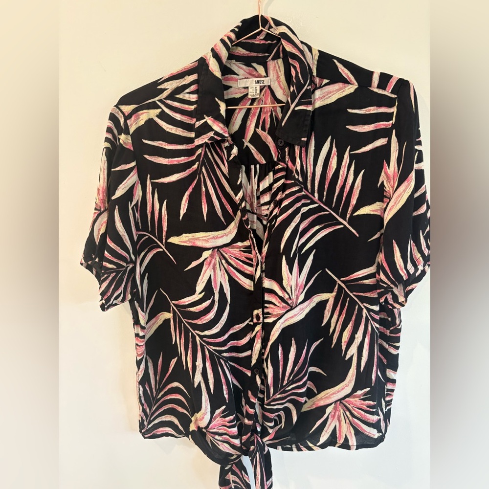 Amuse Society Palm Print Tie-Front Button Down – M